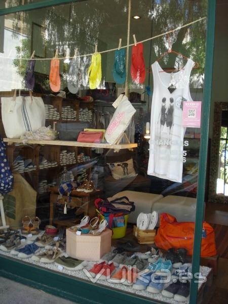 EN ZAP ZAPATOS, BOLSOS, CAMISETAS, CHANCLAS, SANDALIAS, FULARES Y MUCH MÁS