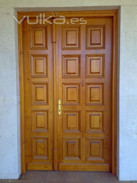 Puerta de entrada exterior estilo castellano