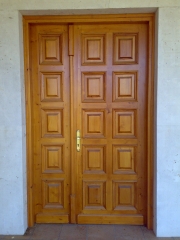 Puerta de entrada exterior estilo castellano