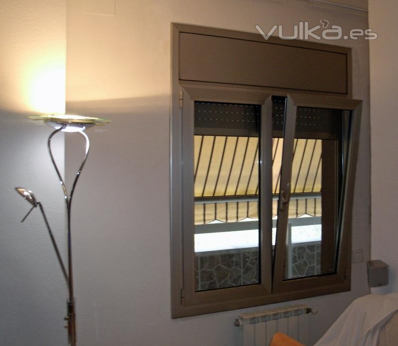 Ventana oscilobatiente de 2 hojas, en aluminio anodizado inox