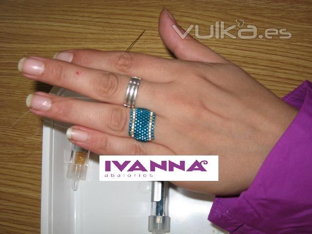 Este es el anillo que realizamos en nuestros cursos de  iniciación al mundo del miyuki. 