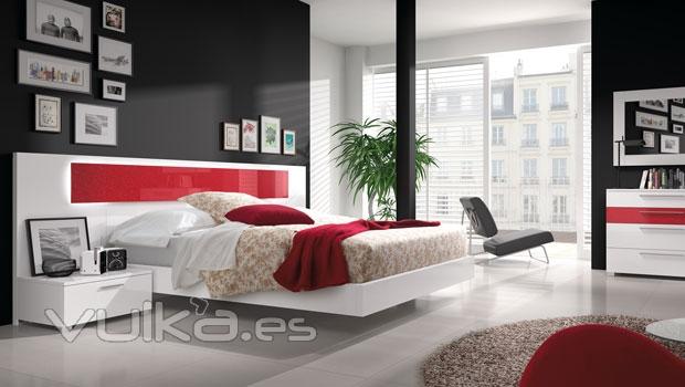Moderno dormitorio combinado en color blanco liso y burdeos