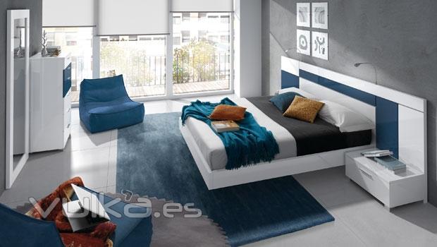Muebles dormitorio en color blanco lacado y azul cobalto