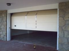 Puerta seccional para garaje