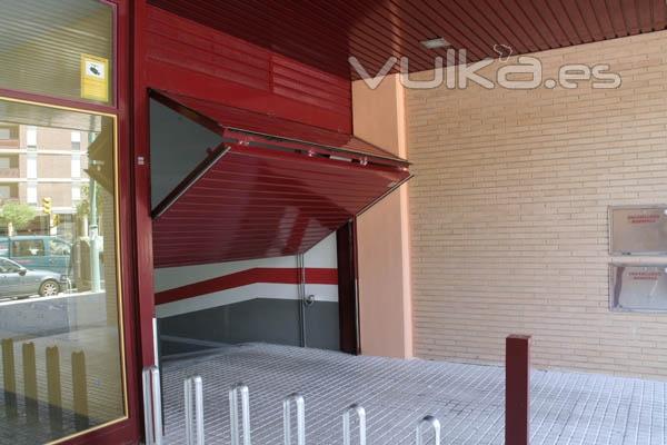 puerta preleva de aluminio en garaje comunitario