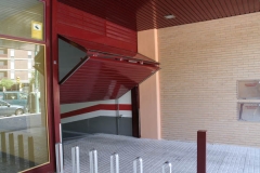 Puerta preleva de aluminio en garaje comunitario