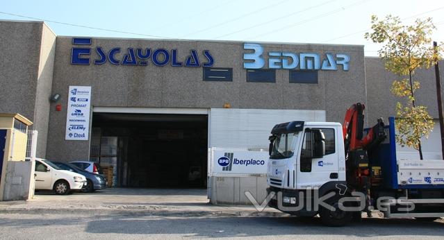 Fachada almacén de día