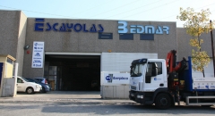 Fachada almacen de dia