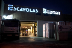 Fachada almacen de noche