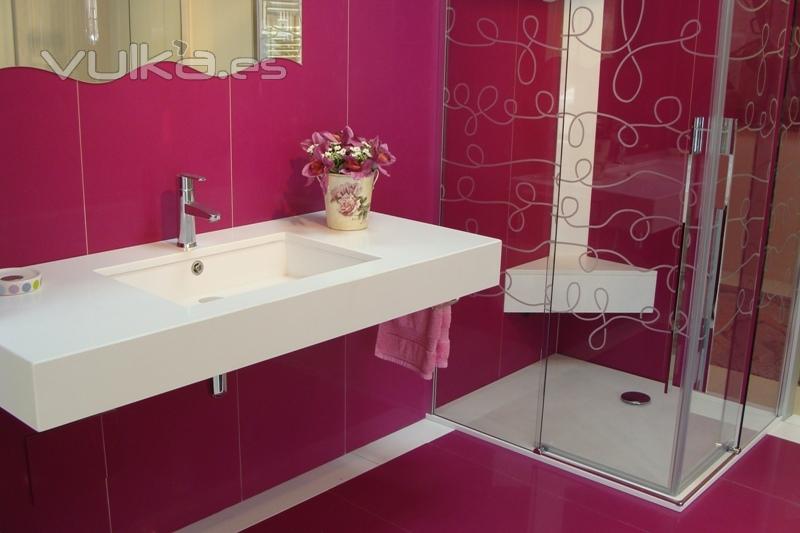 bao en silestone magenta y blanco zeus