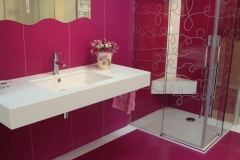 Bano en silestone magenta y blanco zeus