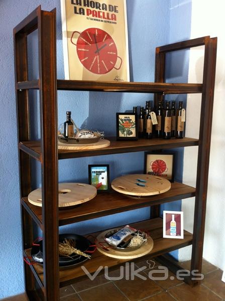 Mueble de fabricación propia con algunos productos de la tienda