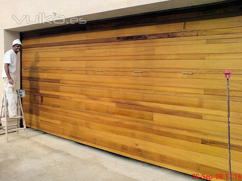 Puertas basculante acabada en Iroko