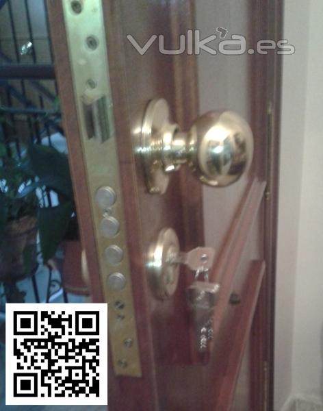 Suministro y montaje de cerradura monopunto o multipunto en puerta de madera.