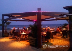 Pergola minimalista de madera y lona tensada para chiringuito by navarroliviercom