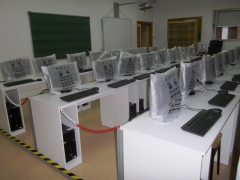 Ordenadores de un aula de informática suministrados por Terreno PC