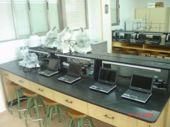 Porttiles montados en un laboratorio suministrados por terreno pc