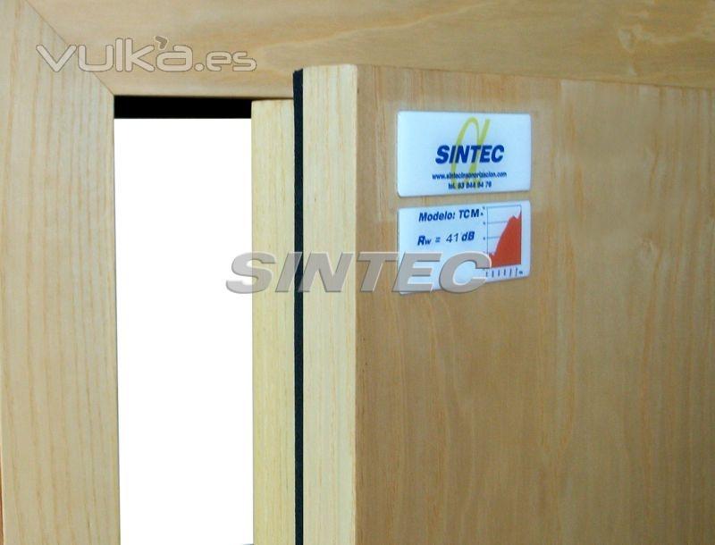 Puerta acústica TCM, realizada en madera en acabado a elegir, ideal para consultorios, despachos...