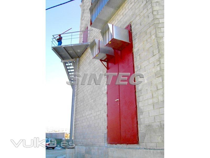 Puerta acústica TC de grandes dimensiones con silenciadores incorporados.