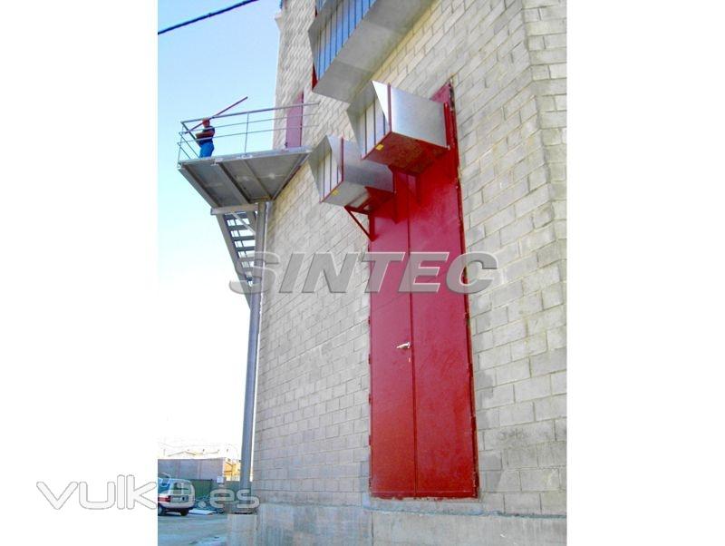 Puerta acstica TC de grandes dimensiones con silenciadores incorporados.