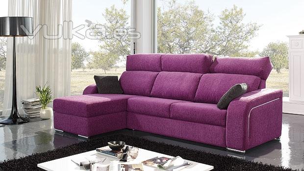 Moderno sofá en color lila con cheslong