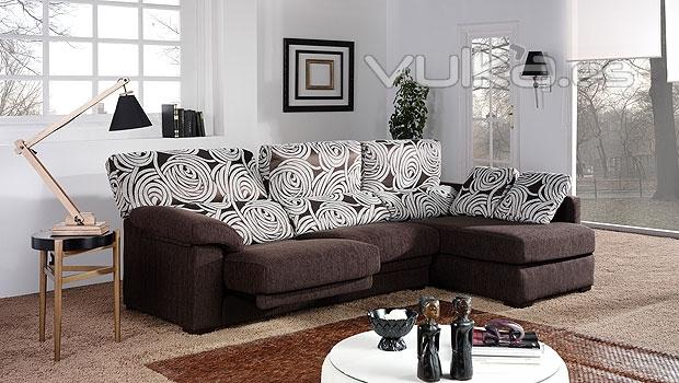 Clasico sofa en color marron con el respaldo estampado