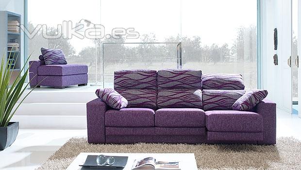 Vistoso sof en color morado