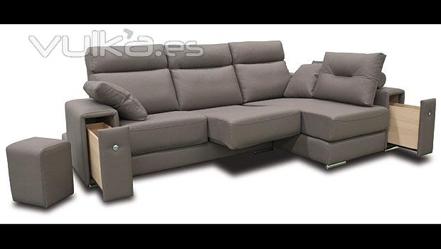 Moderno sof con muchos accesorios