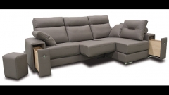 Moderno sofa con muchos accesorios
