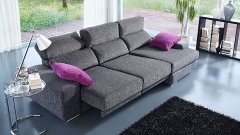 Sofa con unos cojines color verenjena