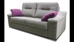 Comodo sofa gris con unos cojines en color