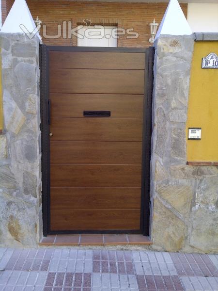 Puertas con panel sanwuich y bocacartas
