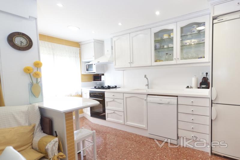 Cocina provenzal con puertas de roble lacado a poro abierto