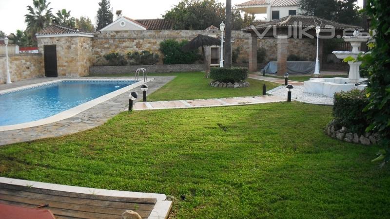 mantenimiento de jardines y piscinas en Sevilla
