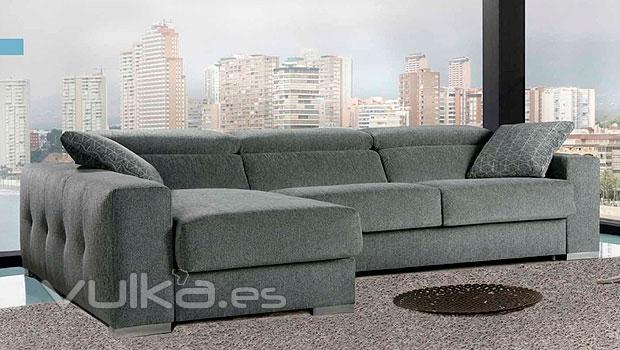 Sofa en color gris con cheslong