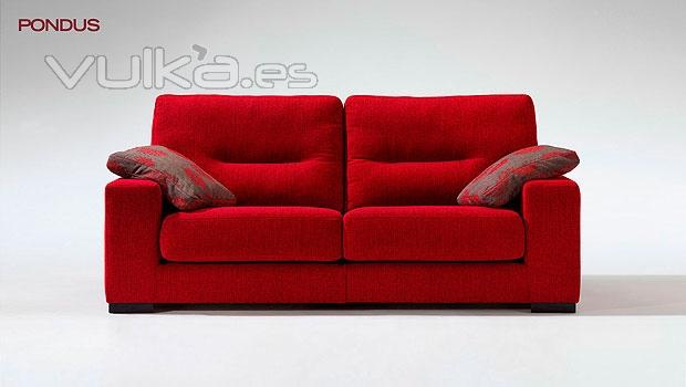 Moderno sofa en color rojo con cojines