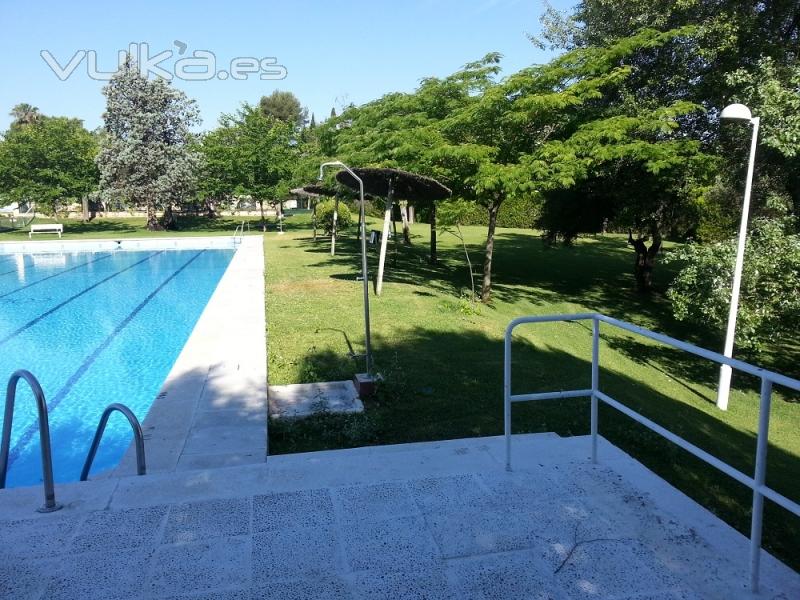 piscina y jardin