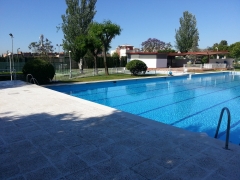 Piscina y jardin