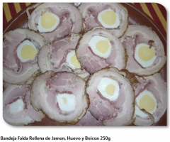 Bandeja de falda rellena de jamon, huevo y bacon comidas preparadas en sevilla