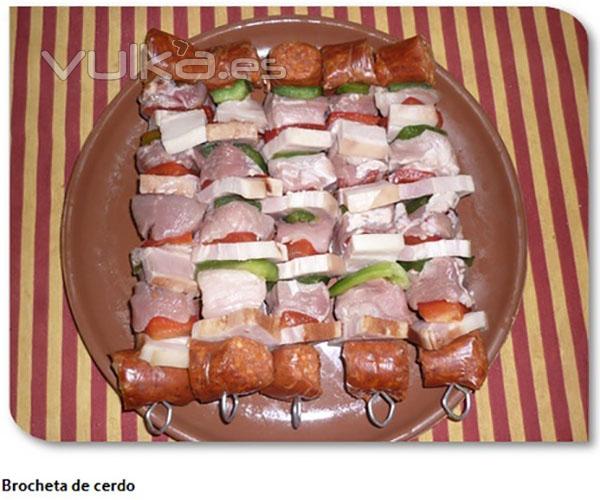 Qu te parece ofrecer estas brochetas de cerdo con pimiento, chorizo y bacon en una barbacoa?