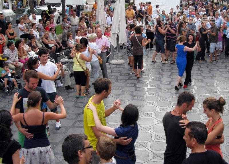 Clase de Tango Argentino en Las fiestas de Santa Tecla en Tarragona