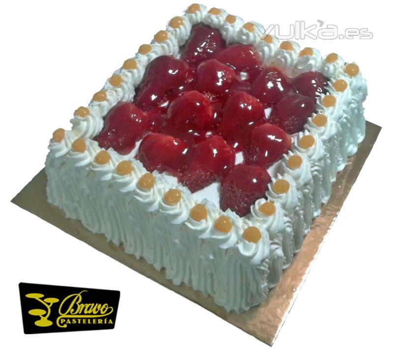 Tarta nata y fresas naturales