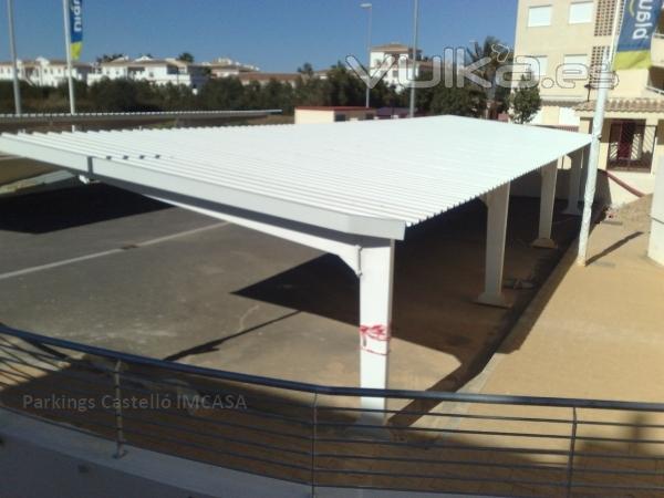 Prgola parking apartamentos en Denia con el modelo de VIGA-CAJON, pintada blanco sobre galvanizado