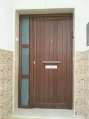 Puerta de aluminio con fijo de cristal