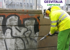 Limpieza antigraffiti con maquinaria especializada