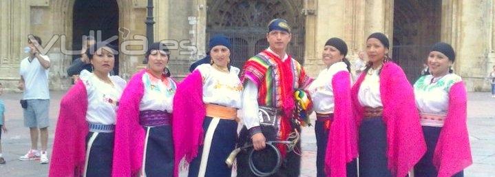 Grupo de baile que colabora con AEREO Asociación de Ecuatorianos Residentes en Oviedo