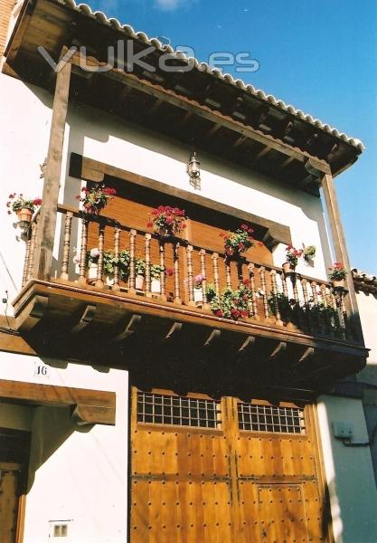 BALCON Y PORTADA DE MADERA