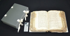 Manuscrito afectado por hongos restaurado y con soporte de conservacion