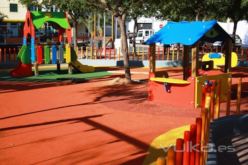parque infantil fenlico con pavimento de caucho continuo