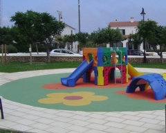 Parque infantil  en resina con pavimento continuo de caucho